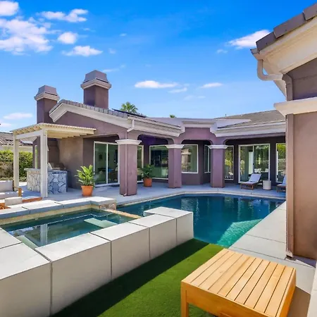 Getaway To Relaxation With Private Pool And Spa